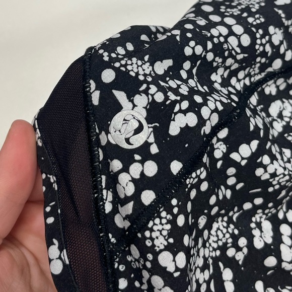 Lululemon Hotty Hot Shorts 2.5” Women’s Size 4 Chirasu Black /Alpine White - Picture 4 of 7